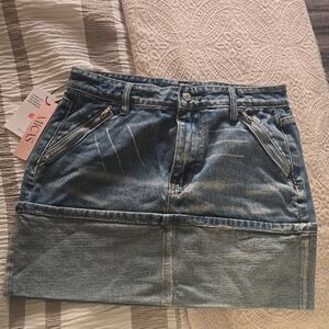 Trendy Blue Denim Skirt with Zipper Details